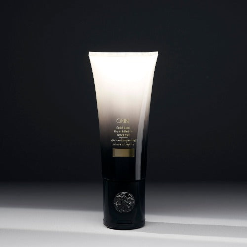 Oribe Gold Lust shampoo / shampoing de la Boutique Flair, boutique de produits pour cheveux et salon de coiffure à Blainville. Ils offrent des produits tels que des shampoings sans sulfate, des masques capillaires, des gels douche, des après-shampoings. Ils sont non seulement certifiés par Bellami, mais ils offrent également des produits de plusieurs autres marques telles que Oribe Canada, T3, Iles Formula, QiQi, et bien d'autres !