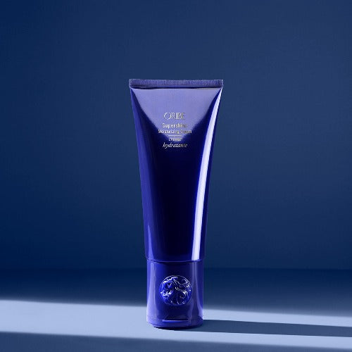 Oribe Supershine Moisturizing Cream de la Boutique Flair, boutique de produits pour cheveux et salon de coiffure à Blainville. Ils offrent des produits tels que des shampoings sans sulfate, des masques capillaires, des gels douche, des après-shampoings. Ils sont non seulement certifiés par Bellami, mais ils offrent également des produits de plusieurs autres marques telles que Oribe Canada, T3, Iles Formula, QiQi, et bien d'autres !