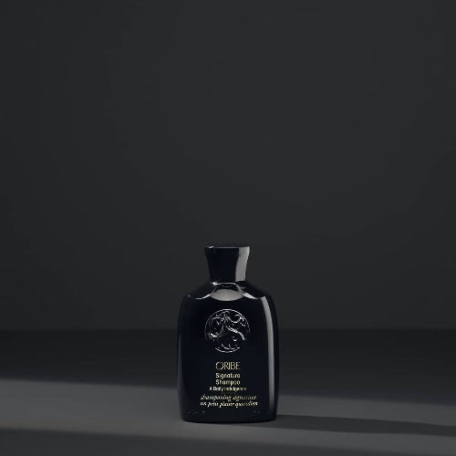 Shampoing Signature Oribe de la Boutique Flair, boutique de produits pour cheveux et salon de coiffure à Blainville. Ils offrent des produits tels que des shampoings sans sulfate, des masques capillaires, des gels douche, des après-shampoings. Ils sont non seulement certifiés par Bellami, mais ils offrent également des produits de plusieurs autres marques telles que Oribe Canada, T3, Iles Formula, QiQi, et bien d'autres !